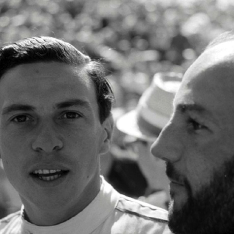 Le même journaliste à Indianapolis 1963 : vous aurez reconnu Stirling Moss venu encourager son ami  Jimmy !
